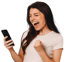 Mulher sorridente segurando celular comemorando vitória na loteria